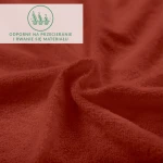 Prześcieradło frotte z gumką w kolorze bordo, o wymiarach 70x160 cm. Wykonane z miękkiego, teksturowanego materiału, odpornym na przecieranie. Produkt leży na gładkiej powierzchni, eksponując swoje właściwości.