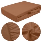 Prześcieradło frotte z gumką w kolorze czekolady, rozmiar 70x160 , leży na płaskiej powierzchni. Zbliżenie na detale tkaniny ukazuje miękką, teksturowaną powierzchnię oraz mocowanie gumką, zapewniającą idealne dopasowanie do materaca.