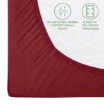 Prześcieradło jersey z gumką w kolorze bordowym, w rozmiarze 70x160 cm. Widoczna gruba guma obszyta po całym obwodzie. Kąt ujęcia zbliżenie na róg prześcieradła, ukazujący teksturę materiału. Tło jasne, podkreślające kolor produktu.