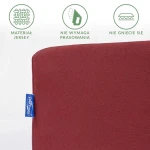 Prześcieradło jersey z gumką w kolorze bordowym, o wymiarach 70x160 cm. Zbliżenie na materiał, który nie wymaga prasowania i nie gniecie się. Widoczna metka z logo producenta.