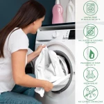 Prześcieradło jersey z gumką 70x160 w kolorze bordowym, ukazane w kontekście prania, z kobiecą dłonią wkładającą materiał do pralki. W tle widoczne płyny do prania oraz instrukcje dotyczące pielęgnacji materiału.