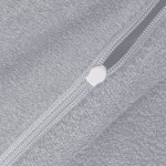 Pościel frotte 135x200 w kolorze jasno szarym, z widocznym zamkiem błyskawicznym. Materiał o miękkiej, teksturowanej powierzchni, idealny dla komfortu snu. Zamek umiejscowiony na krawędzi poszwy.