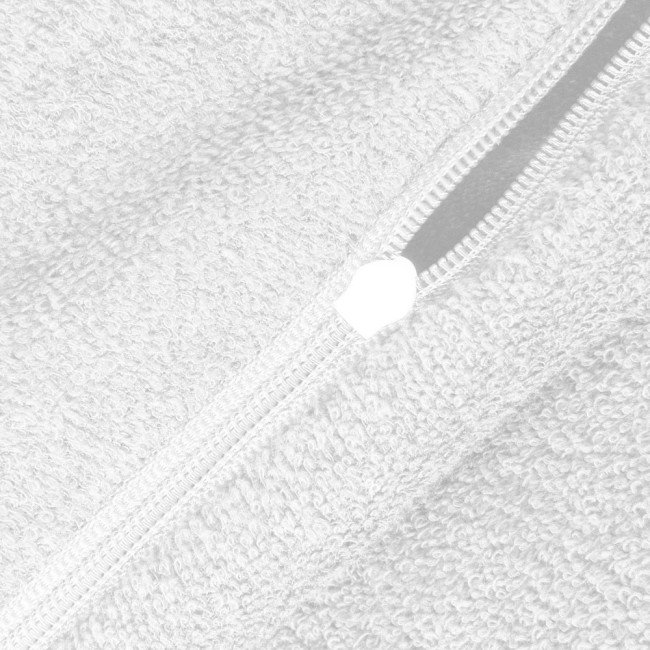 Biała pościel frotte 155x220, widoczny zamek błyskawiczny, tekstura materiału z miękkim, puchatym wykończeniem. Ujęcie w zbliżeniu na detal zamka oraz fakturę tkaniny.