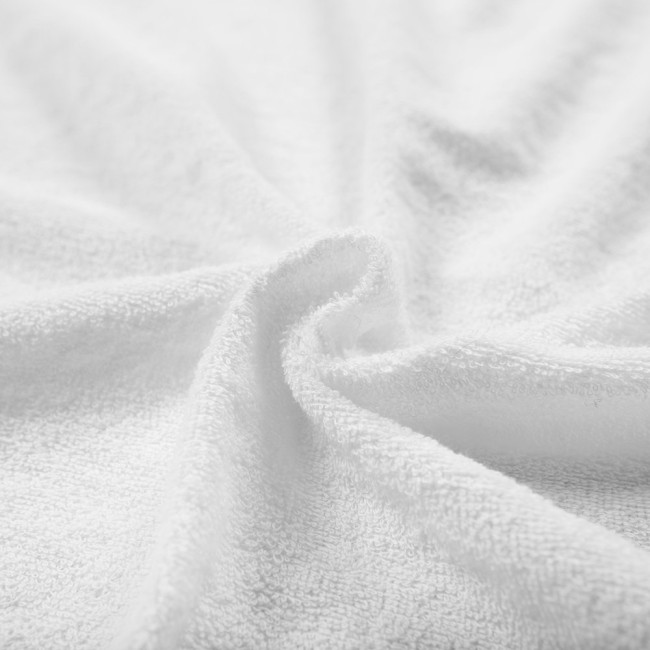 Pościel frotte w kolorze białym, o wymiarach 155x220 cm, z teksturą miękkiego materiału. Ułożona w sposób luźny, ukazująca szczegóły splotu tkaniny i jej delikatność.