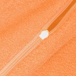Pościel frotte w kolorze pomarańczowym, łososiowym, z widocznym zamkiem błyskawicznym. Materiał o teksturowanej powierzchni, idealny do komfortowego użytkowania. Zbliżenie na detal zamka, ukazujące jego biały suwak na tle tkaniny.