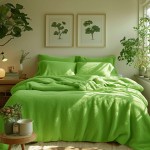 Pościel frotte w kolorze zielonym, o wymiarach 155x220 cm, leży na łóżku. Widoczne są dwie poduszki w tym samym odcieniu. W tle rośliny doniczkowe oraz obrazy przedstawiające liście, na jasnym tle. Oświetlenie naturalne tworzy przytulną atmosferę.
