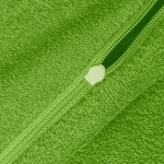 Pościel frotte w kolorze zielonym, z zamkiem błyskawicznym, o wymiarach 155x220 cm. Widoczna tekstura materiału oraz detal zamka. Ułożona na płasko, w bliskim zbliżeniu.