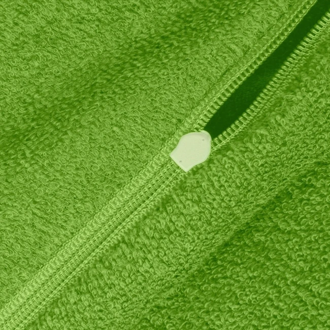 Pościel frotte w kolorze zielonym, z zamkiem błyskawicznym, o wymiarach 155x220 cm. Widoczna tekstura materiału oraz detal zamka. Ułożona na płasko, w bliskim zbliżeniu.