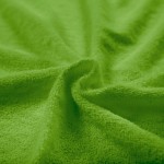 Pościel frotte w kolorze zielonym, o wymiarach 155x220 cm. Materiał o miękkiej, teksturowanej powierzchni, układający się w delikatne fale. Zbliżenie na fakturę tkaniny, bez widocznych napisów czy logo.