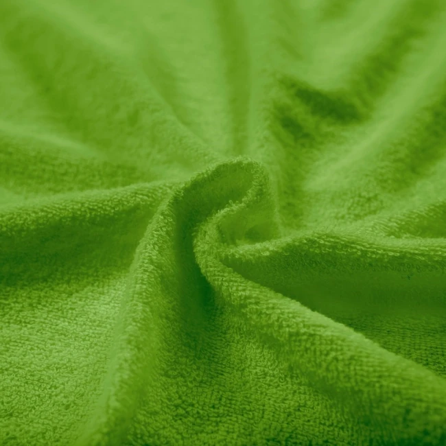 Pościel frotte w kolorze zielonym, o wymiarach 155x220 cm. Materiał o miękkiej, teksturowanej powierzchni, układający się w delikatne fale. Zbliżenie na fakturę tkaniny, bez widocznych napisów czy logo.