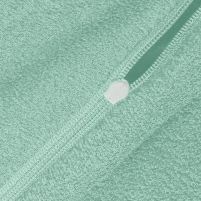 Pościel frotte w kolorze morskim, o wymiarach 155x220 cm. Widoczny zamek błyskawiczny oraz tekstura materiału, który jest miękki i puszysty. Produkt leży na jednolitym tle, co podkreśla jego kolor i detale.