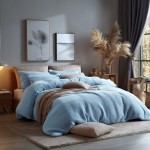 Pościel frotte w kolorze niebieskim, rozmiar 200x220 cm z dwoma poszewkami 80x80 cm. Ułożona na łóżku z poduszkami, w otoczeniu stylowych dekoracji i naturalnych elementów. Tło w stonowanej kolorystyce z dodatkami drewnianymi i roślinnymi.