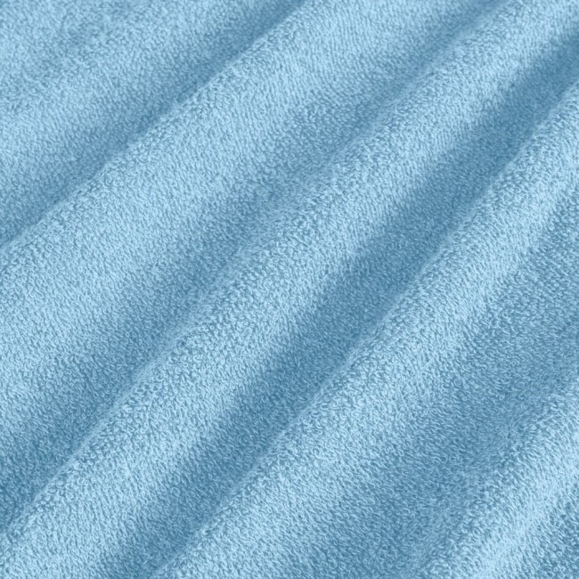 Pościel frotte w kolorze błękitnym, w składzie 200x220 cm oraz dwa poszewki 80x80 cm. Materiał o miękkiej, teksturowanej powierzchni, ukazany w zbliżeniu, podkreślający jego strukturę.