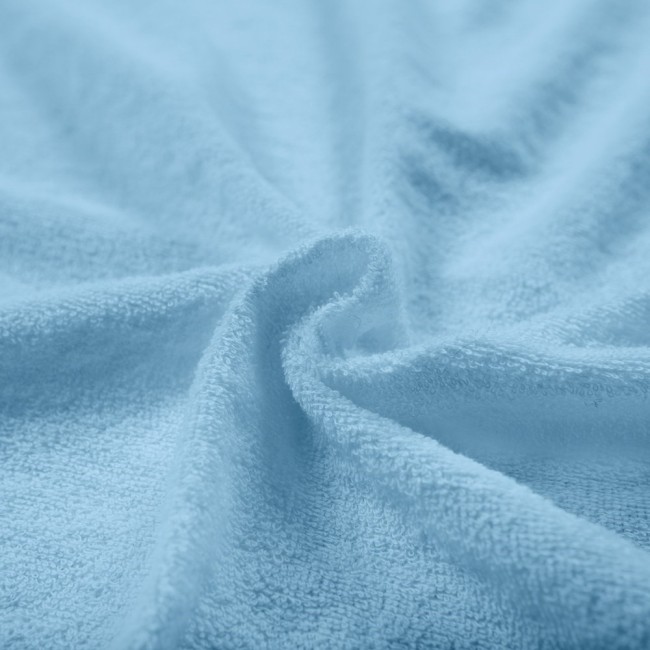 Pościel frotte w kolorze błękitnym, składająca się z poszwy o wymiarach 200x220 cm oraz dwóch poszewek 80x80 cm. Materiał o teksturowanej powierzchni, zbliżenie na miękką strukturę tkaniny.