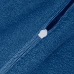 Pościel frotte w kolorze chaber o wymiarach 200x220 cm oraz dwoma poszewkami 80x80 cm. Zbliżenie na zamek błyskawiczny oraz teksturę materiału, który jest miękki i przyjemny w dotyku.