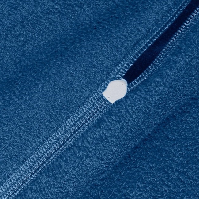 Pościel frotte w kolorze chaber o wymiarach 200x220 cm oraz dwoma poszewkami 80x80 cm. Zbliżenie na zamek błyskawiczny oraz teksturę materiału, który jest miękki i przyjemny w dotyku.