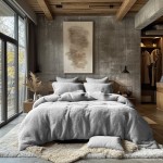 Pościel frotte w kolorze jasno szarym, w komplecie 200x220 cm oraz dwa poszewki 80x80 cm. Ułożona na łóżku w nowoczesnej sypialni, z miękkimi poduszkami i dekoracyjnym dywanem. Tło to betonowa ściana i drewniane elementy.