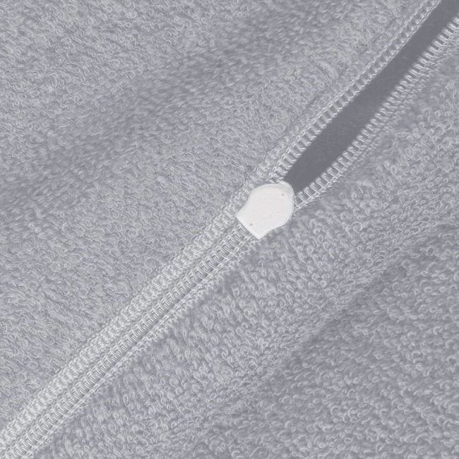 Pościel frotte w kolorze jasno szarym, z widocznym zamkiem błyskawicznym. Materiał o miękkiej teksturze, idealny na poszewki 80x80 cm oraz kołdrę o wymiarach 200x220 cm. Zamek umieszczony na krawędzi poszewki.