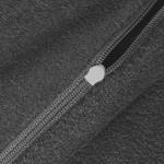 Pościel frotte 135x200 w ciemno szarym kolorze, z widocznym zamkiem błyskawicznym. Materiał ma miękką, teksturowaną powierzchnię. Zbliżenie na detal zamka i fakturę tkaniny.