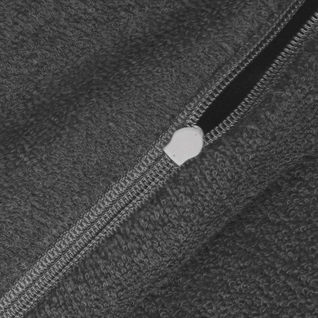 Pościel frotte 135x200 w ciemno szarym kolorze, z widocznym zamkiem błyskawicznym. Materiał ma miękką, teksturowaną powierzchnię. Zbliżenie na detal zamka i fakturę tkaniny.