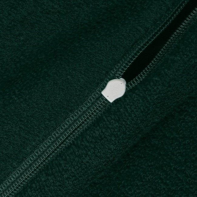Pościel frotte 135x200 w butelkowej zieleni z widocznym białym zamkiem błyskawicznym. Materiał o teksturowanej powierzchni, idealny do zapewnienia komfortu podczas snu. Pozycja zbliżona na detal zamka.