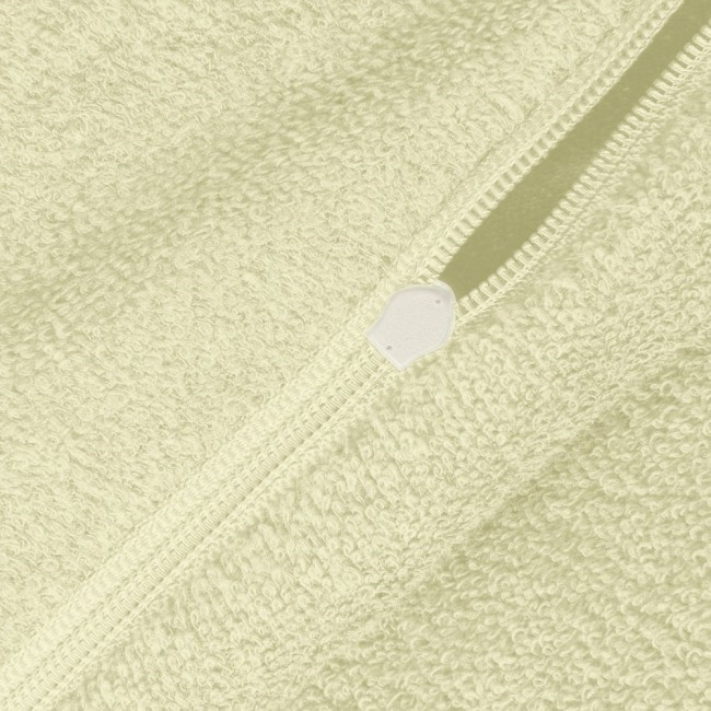 Pościel frotte 135x200 w kolorze kremowym, z widocznym zamkiem błyskawicznym. Materiał o teksturowanej, miękkiej powierzchni, idealny do użytku w sypialni. Ujęcie zbliżeniowe na detal zamka.