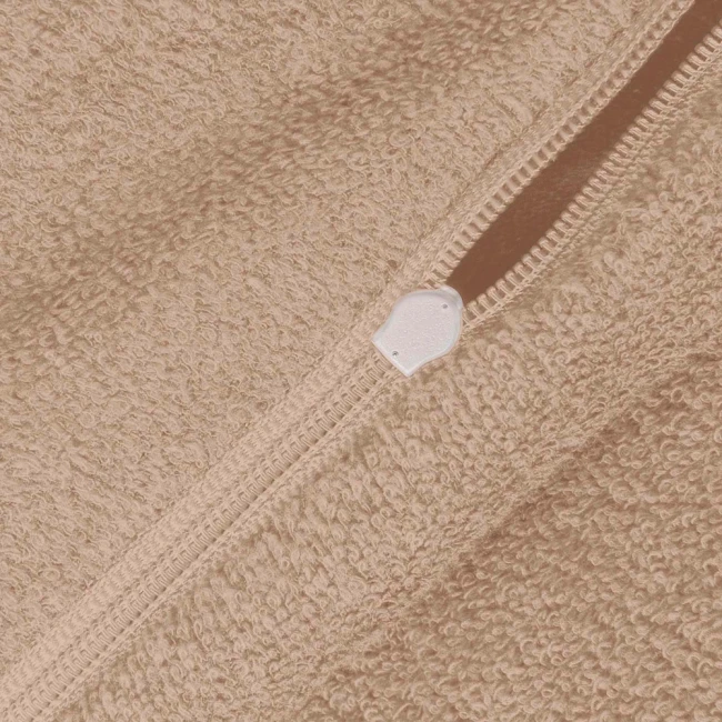 Pościel frotte w kolorze beżowym o wymiarach 155x220 cm, z widocznym zamkiem błyskawicznym. Materiał o teksturowanej powierzchni, idealny na chłodniejsze noce.