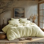 Pościel frotte w kolorze kremowym, o wymiarach 155x220 cm, rozłożona na łóżku. W zestawie widoczne są poduszki w tym samym kolorze. Tło z naturalnym światłem, drewniana podłoga, dekoracje w stylu skandynawskim.