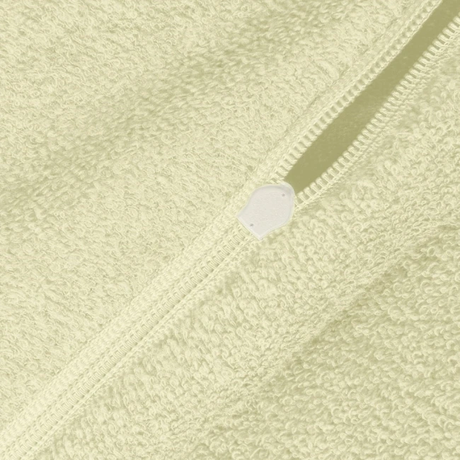 Pościel frotte w kolorze kremowym o wymiarach 155x220 cm. Widoczny zamek błyskawiczny oraz teksturowana, puszysta powierzchnia materiału, która zapewnia komfort i ciepło.