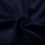 Pościel frotte 155x220 w ciemnym niebieskim kolorze, granatowym, o miękkiej, teksturowanej powierzchni. Zbliżenie na materiał ukazujące jego fakturę i delikatne marszczenia.