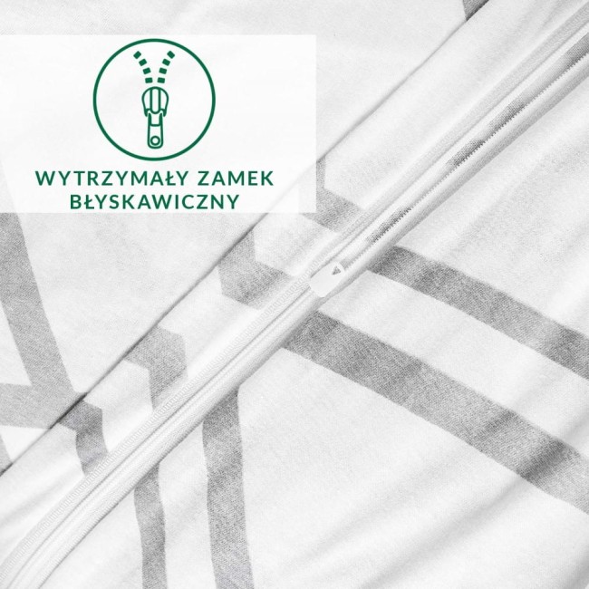 Pościel bawełniana 135x200 w szaro-białą kratkę, rozłożona z widocznym wytrzymałym zamkiem błyskawicznym. Delikatna dzianina jersey, z geometrycznym wzorem. Ujęcie z bliska, podkreślające szczegóły faktury i zamka.