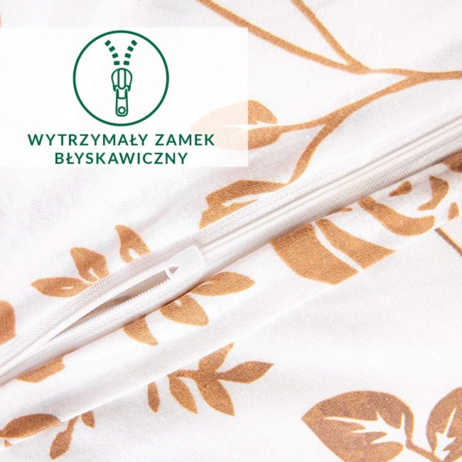 Pościel bawełniana 135x200 w białym kolorze z motywem złotych róż. Zamek błyskawiczny widoczny na zdjęciu, ułatwiający zakładanie poszewek. Materiał jersey, gładka faktura, produkt ukazany z boku, blisko detalu zamka.