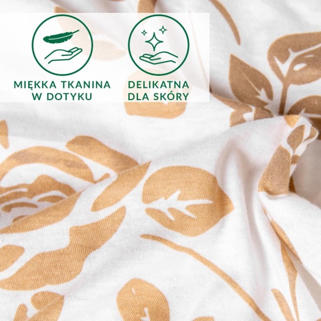 Pościel bawełniana 135x200 w kolorze białym, zdobiona dużymi, złotymi różami. Materiał jersey, o miękkiej, delikatnej w dotyku fakturze, cienka, z subtelnym połyskiem. Widok w zbliżeniu, ukazujący detale wzoru bez dodatkowych elementów.