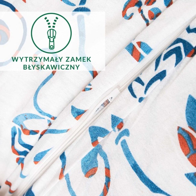 Pościel bawełniana 135x200 z kolorowym wzorem kwiatów na białym tle, wykonana z dzianiny jersey. Zbliżenie na wytrzymały zamek błyskawiczny, widoczny detal ułatwiający użytkowanie. Produkt leży na płaskiej powierzchni, otwarty.