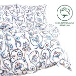 Pościel bawełniana 135x200 w kolorze białym z wzorem kwiatowym w odcieniach niebieskiego i brązowego, wykonana z dzianiny jersey. Produkt leży w złożeniu na jasnym tle, eksponując detale wzoru. Widoczna etykieta 100% naturalna bawełna.