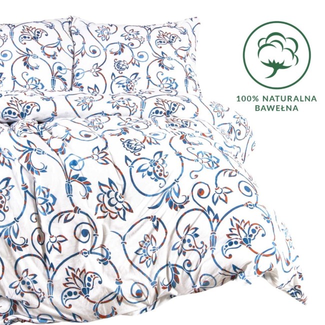 Pościel bawełniana 135x200 w kolorze białym z wzorem kwiatowym w odcieniach niebieskiego i brązowego, wykonana z dzianiny jersey. Produkt leży w złożeniu na jasnym tle, eksponując detale wzoru. Widoczna etykieta 100% naturalna bawełna.