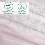 Pościel bawełniana 135x200 w kolorze cukierkowego różu z dekoracyjnym ornamentem. Zbliżenie na fakturę dzianiny jersey, ukazujące miękkość. Widoczne ikony miękka tkanina w dotyku oraz delikatna dla skóry. Produkt leży na jednolitym tle.