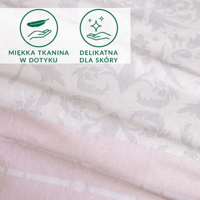 Pościel bawełniana 135x200 w kolorze cukierkowego różu z dekoracyjnym ornamentem. Zbliżenie na fakturę dzianiny jersey, ukazujące miękkość. Widoczne ikony miękka tkanina w dotyku oraz delikatna dla skóry. Produkt leży na jednolitym tle.