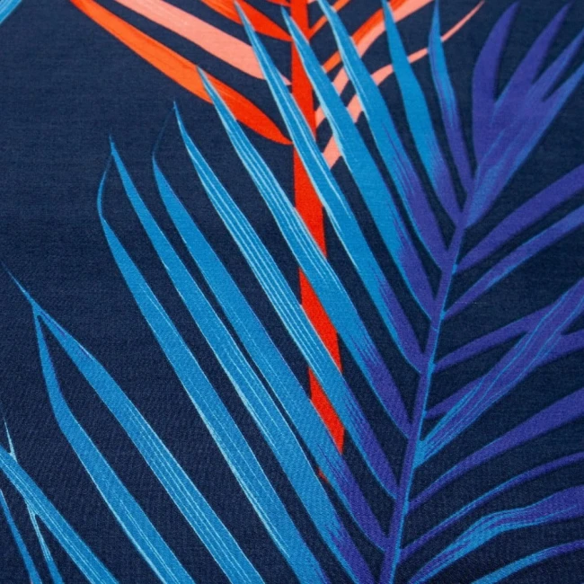 Pościel satyna bawełniana 135x200 w odcieniach niebieskiego, purpury i pomarańczu, z motywem liści palmowych na ciemnym tle. Materiał lekko błyszczący, w zbliżeniu na detale wzoru, leżąca na płaskiej powierzchni.