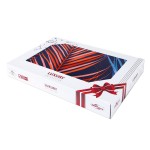 Opakowanie pościeli satynowej w rozmiarze 135x200 , zdobione kolorowym wzorem w liście na ciemnym tle. Widoczna czerwona wstążka z kokardą na białym kartonie. Logo LUXURY oraz DARYmex z wyraźnymi napisami na bokach.