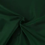 Pościel satyna bawełniana 155x220 w kolorze butelkowej zieleni, ukazująca gładką, matową fakturę materiału. Produkt leży płasko, z widocznymi fałdami tkaniny, podkreślającymi jej miękkość. Idealna do stylowego wyposażenia sypialni.