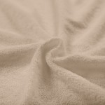 Poszewka frotte w kolorze beżowym, z widocznej bliskiej odległości. Materiał o miękkiej, teksturowanej powierzchni, delikatnie zgnieciona. Brak dodatkowych zdobień, prezentowana na jednolitym tle. Rozmiar 40x40 cm.
