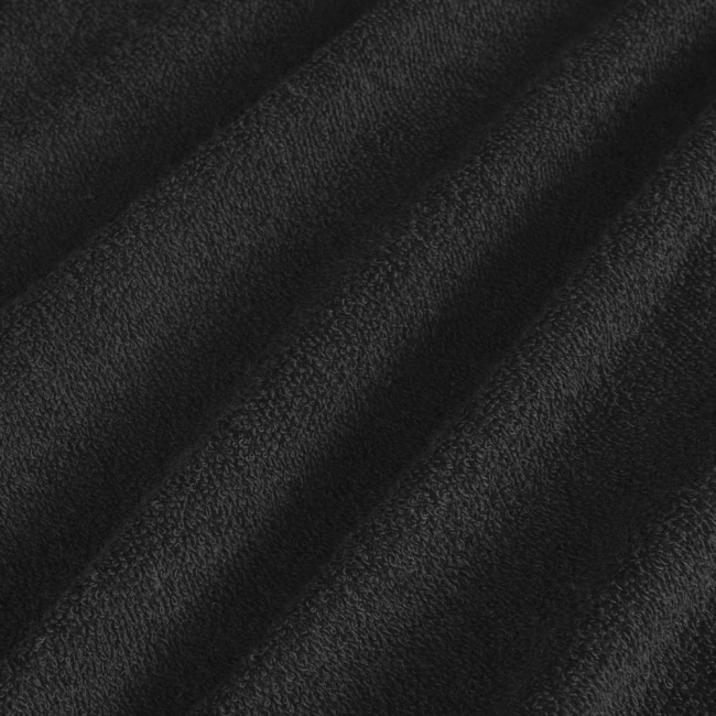 Poszewka frotte 80x80 cm w kolorze czarnym, wykonana z miękkiego materiału o teksturze pętelkowej. Ułożona w sposób luźny, ukazuje swoją delikatną fakturę i głęboki odcień. Idealna do dekoracji poduszek.