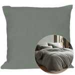 Poszewka frotte 80x80 w kolorze szarym, z delikatną, teksturowaną powierzchnią. Produkt leży na jednolitym tle, z widocznym detalem aranżacji sypialnianej w kształcie poduszek i narzuty.