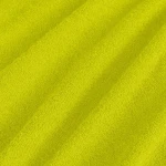 Poszewka frotte 80x80 w kolorze limonkowym, wykonana z miękkiego materiału o teksturowanej powierzchni. Widoczne fałdy materiału, podkreślające jego elastyczność i miękkość. Idealna do dekoracji poduszek w jasnych aranżacjach.