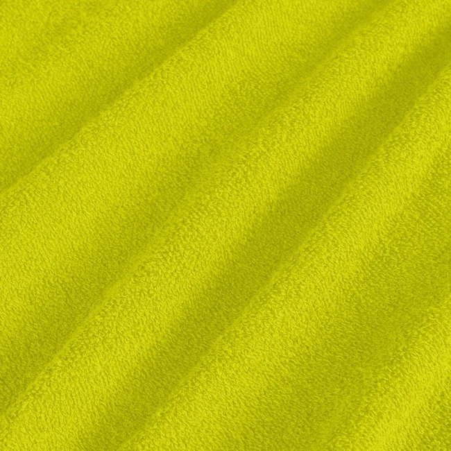 Poszewka frotte 80x80 w kolorze limonkowym, wykonana z miękkiego materiału o teksturowanej powierzchni. Widoczne fałdy materiału, podkreślające jego elastyczność i miękkość. Idealna do dekoracji poduszek w jasnych aranżacjach.