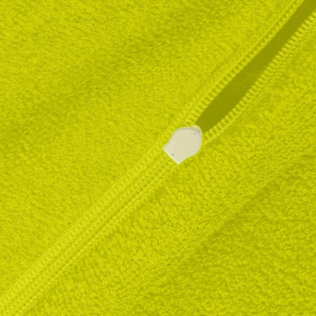 Poszewka frotte 80x80 w kolorze limonkowym, wykonana z miękkiego materiału. Zamek błyskawiczny w białym kolorze, widoczny na zdjęciu, ułatwia zakładanie i zdejmowanie. Tekstura frotte zapewnia przyjemność w dotyku.