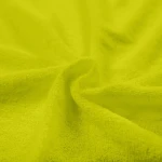Poszewka frotte 80x80 w kolorze limonkowym, wykonana z miękkiego materiału o teksturowanej powierzchni. Złożona w kształt fal, ukazuje intensywny, jasny odcień zieleni. Idealna do dekoracji poduszek w nowoczesnych wnętrzach.