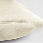 Poszewka frotte 80x80 cm w kolorze ecru, wykonana z miękkiego materiału z delikatną teksturą. Widoczny zamek błyskawiczny na boku, umożliwiający łatwe zakładanie i zdejmowanie. Tło jasne, proste.