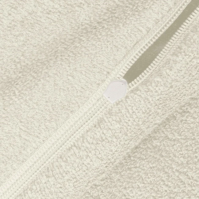 Poszewka frotte 80x80 w kolorze ecru, wykonana z miękkiego materiału o teksturowanej powierzchni. Widoczny zamek błyskawiczny w kolorze białym, zbliżenie na detal tkaniny. Idealna do użytku domowego.